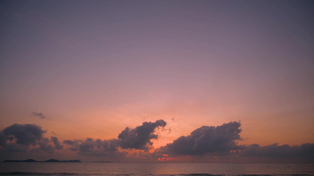 在海里，太阳在早晨升起。视频素材