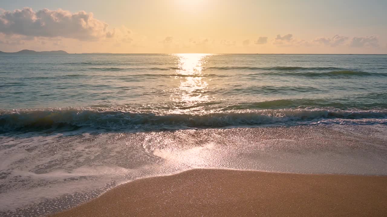 早晨海浪拍打着海岸。视频素材