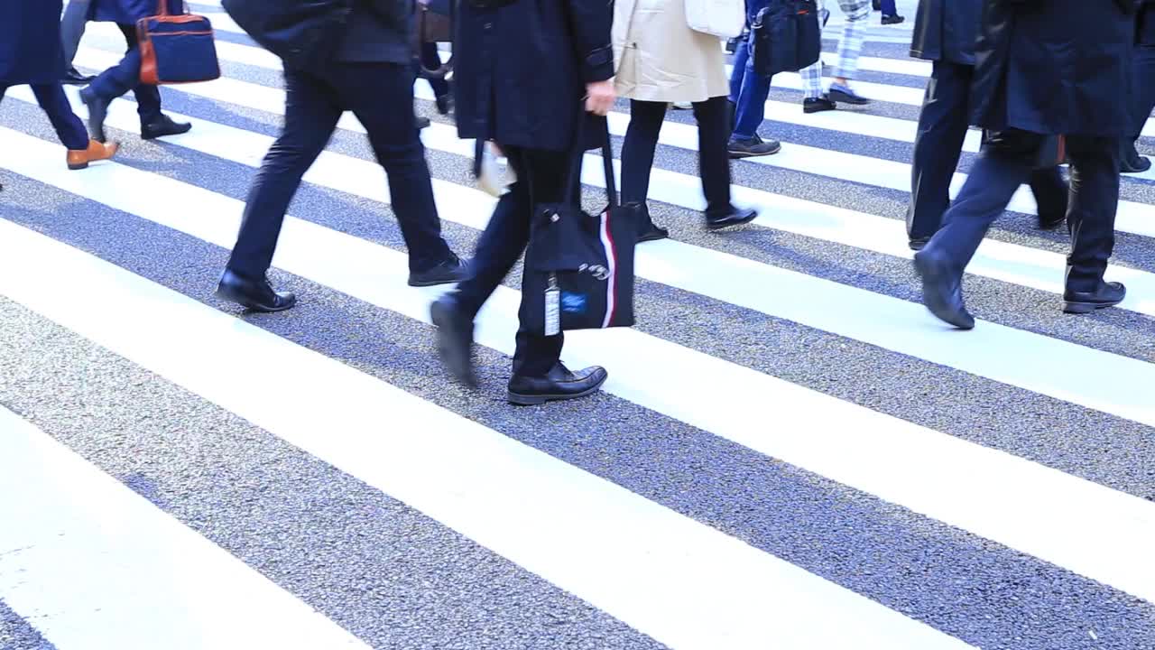 在东京商业区上下班的上班族视频素材