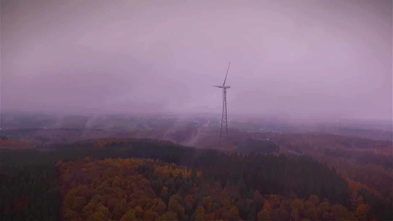 风力发电机在多雾天气视频下载