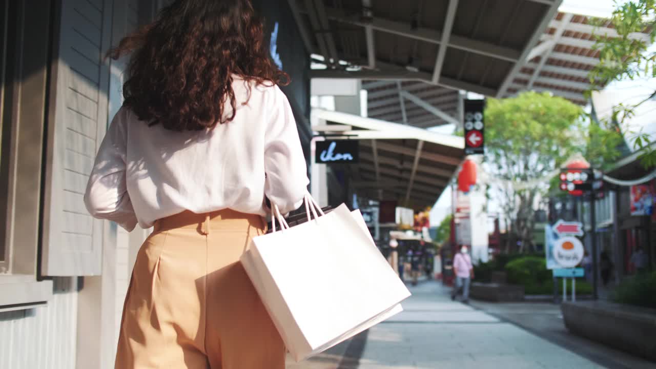 购物狂女人走在经销店视频素材