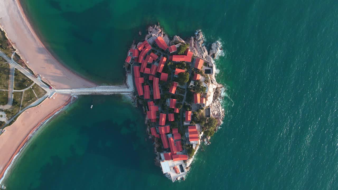 Sveti Stefan,黑山。斯维提斯戴芬岛的空中俯瞰。无人机的画面。著名的旅游目的地视频素材