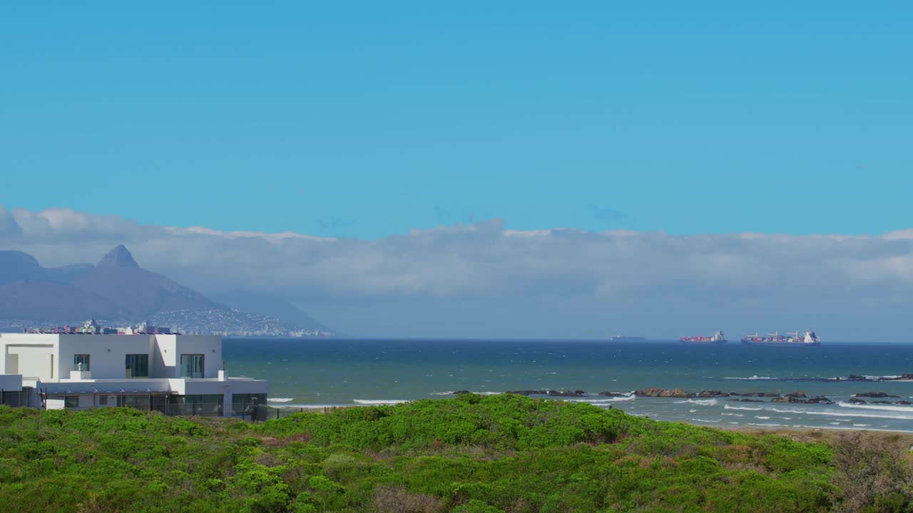 间隔拍摄海景。大型集装箱船出现在地平线上。视频素材