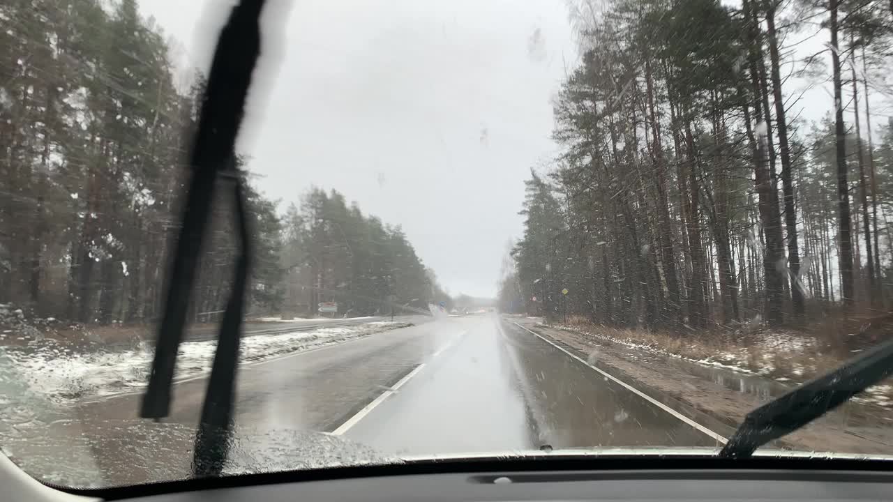 在雨雪天气恶劣时使用挡风玻璃上的刮水器驾驶视频素材