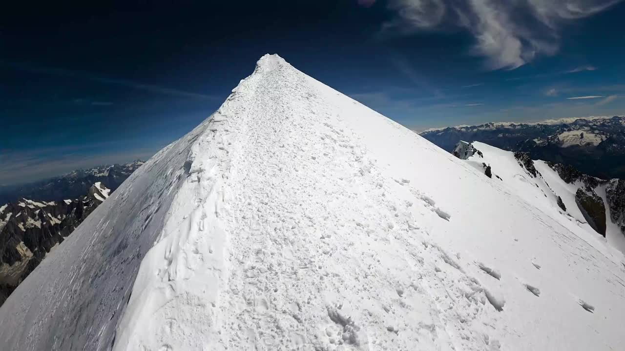 4K到达一座大山的顶峰POV 3视频素材