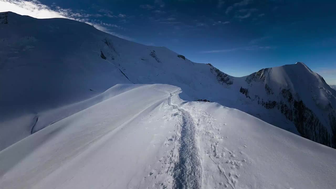 4K日出雪岭山径1视频素材