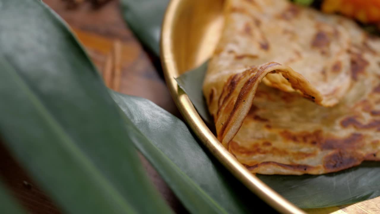 香辣咖喱鸡在碗上乡村木制背景。配米饭，印度烤饼，黄油面包，香料，香草。传统的印度/斯里兰卡斯里兰卡菜。前视图。印度的食物视频素材