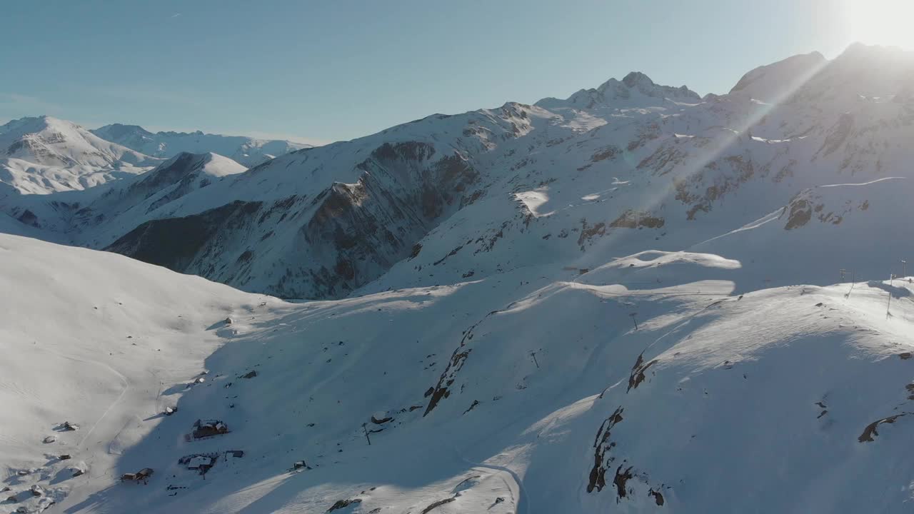 在欧洲的一个阳光明媚的日子里，阿尔卑斯山的山脉。雪峰的无人机/航拍视频。视频素材