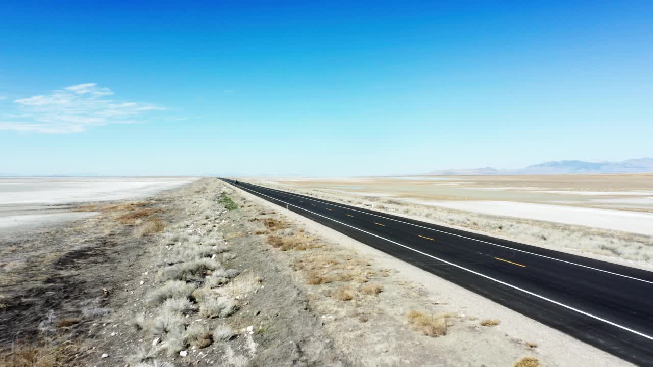 冬天，在堤道上的空直路视频素材