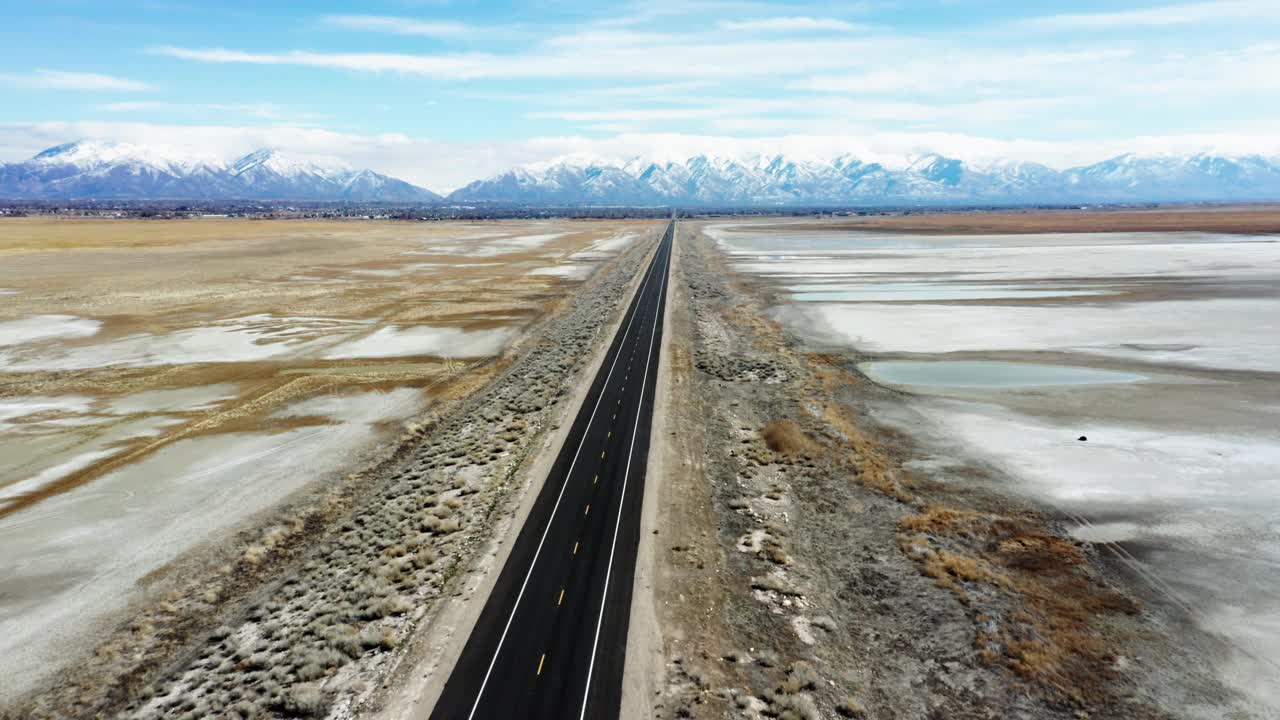 冬天，在堤道上的空直路视频素材