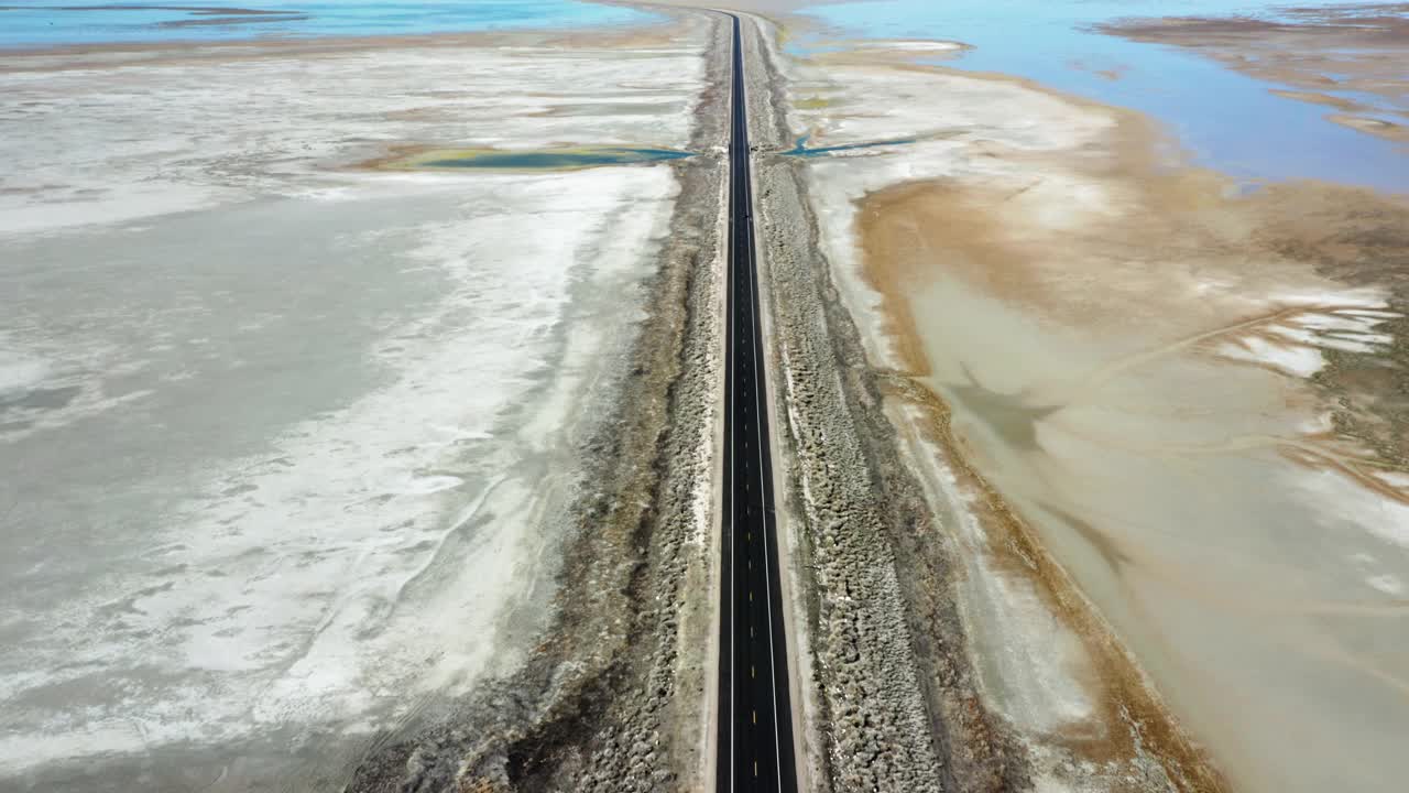 冬天，在堤道上的空直路视频素材