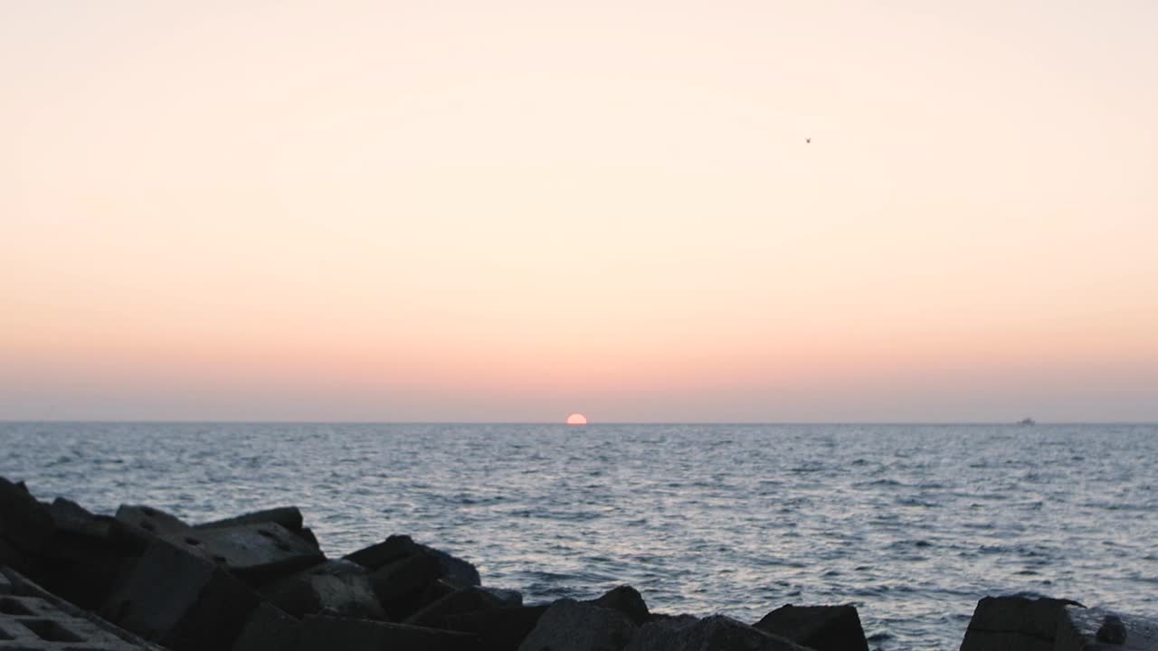 美丽的夏日日出海景视频素材