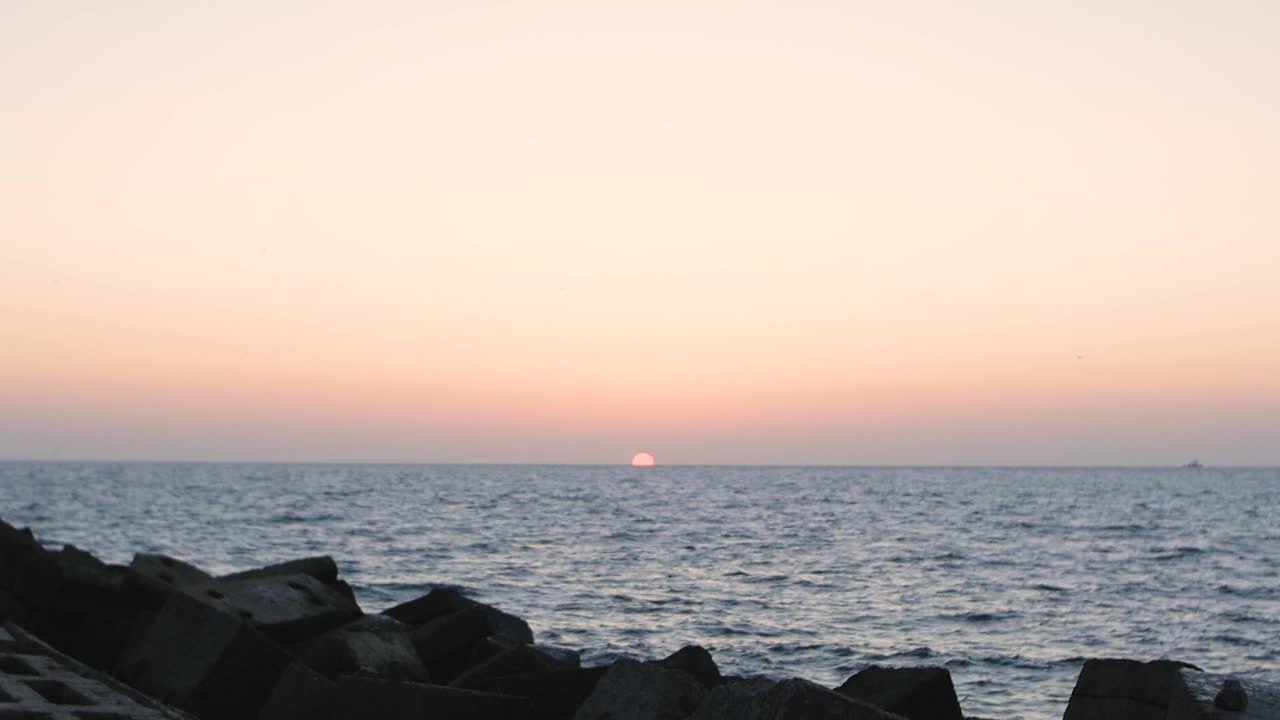 美丽的夏日日出海景视频素材