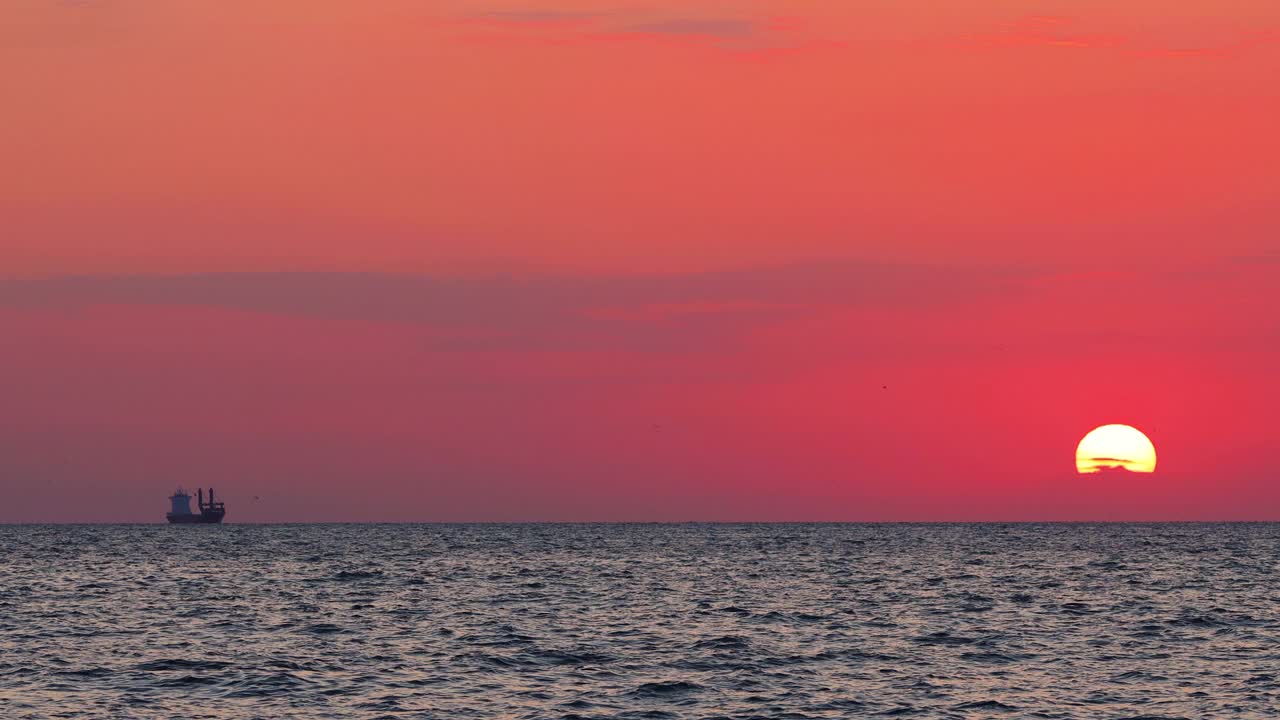 海面上的日出，海面上的帆船视频素材