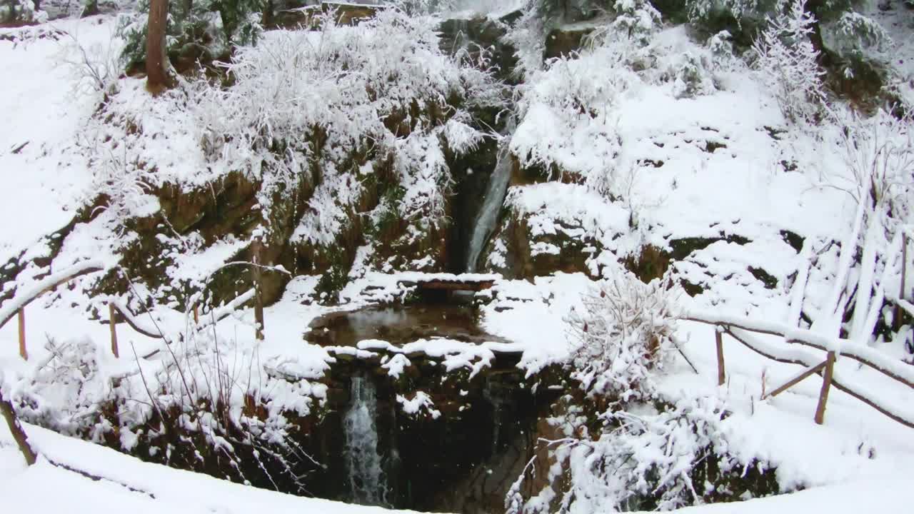 印度喜马偕尔邦马纳里降雪期间的贾纳瀑布。马纳利瀑布冬季降雪，假日背景，旅游概念。马纳里冬天下雪。视频素材