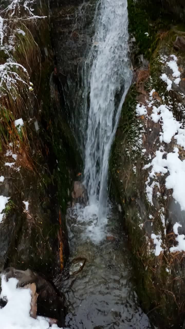 印度喜马偕尔邦马纳里降雪期间的贾纳瀑布。马纳利瀑布冬季降雪，假日背景，旅游概念。马纳里冬天下雪。视频素材