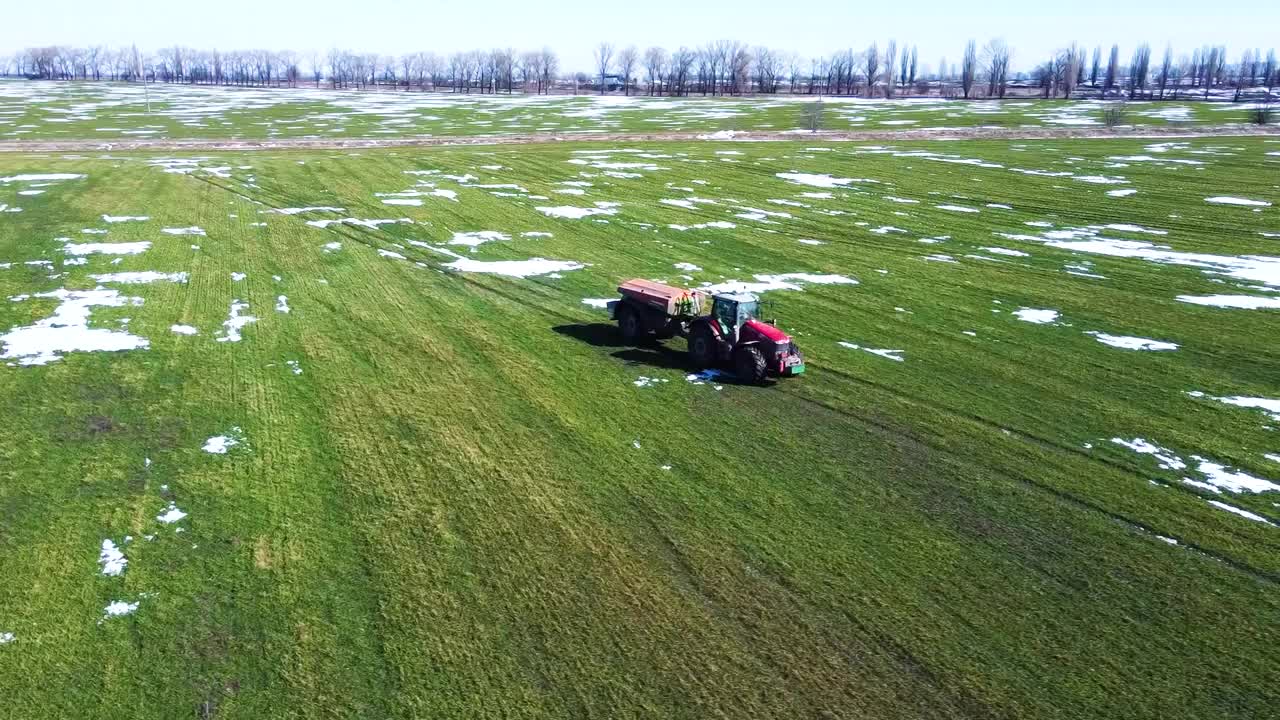 春季施肥，冬小麦田，雪岛视频素材