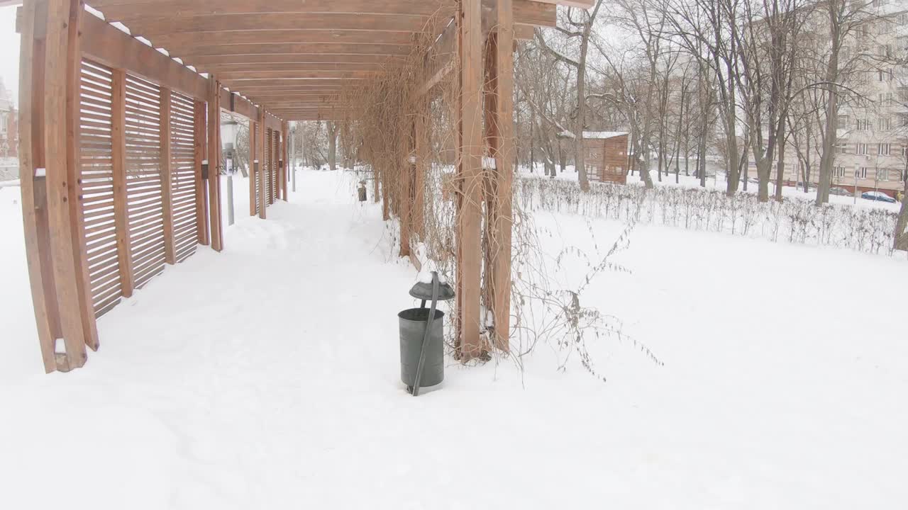 Yuzhnoye Butovo住宅区大雪后的木制凉棚视频素材