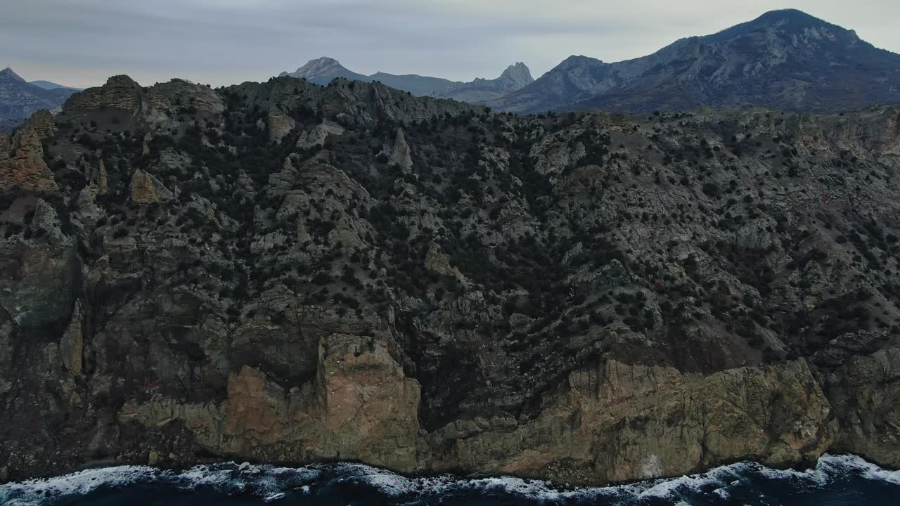 鸟瞰图。飞过海面，看到了死火山卡拉达格的岩石和海岸线。视频素材