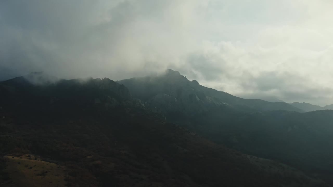 鸟瞰图。山全景。山顶上有云。秋天。主要是多云的。视频素材