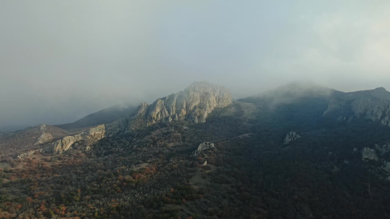 鸟瞰图。飞到山顶，上面有云。秋天。视频素材