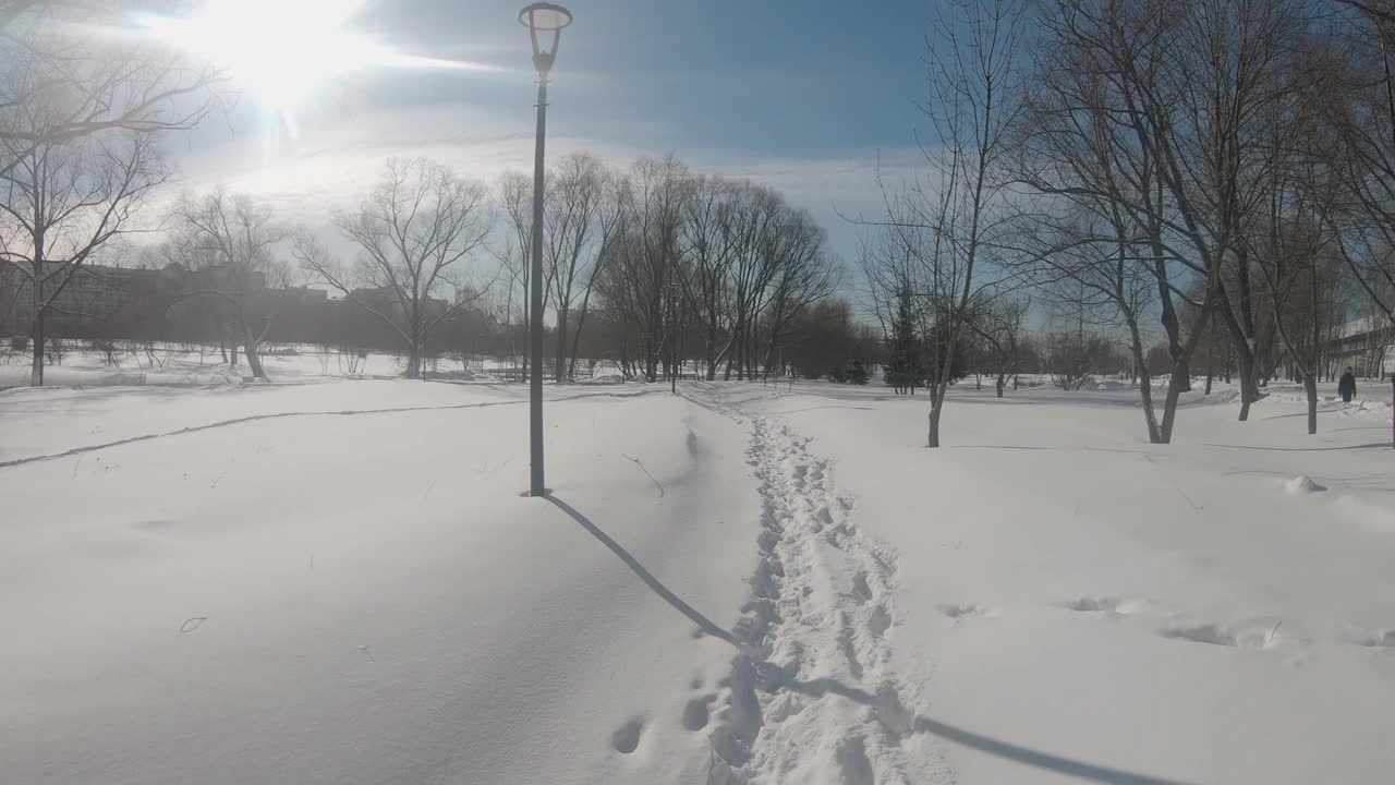 莫斯科Yuzhnoye Butovo居民区大雪后被雪覆盖的步行街视频素材