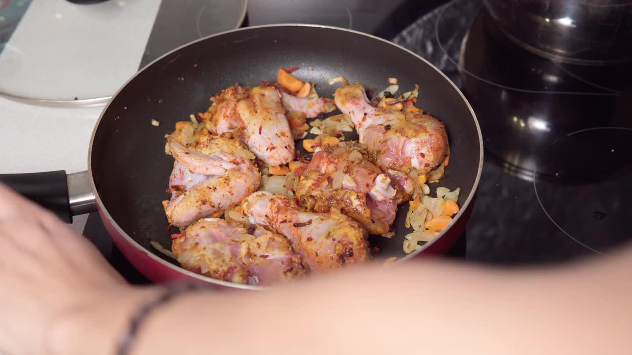 生鸡肉炖肉。蔬菜煎鸡。视频素材