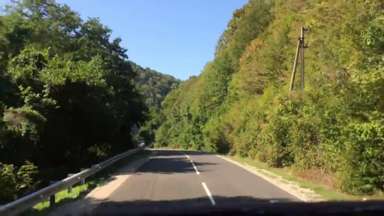 道路视图，高速公路驾驶。在乡村的公路旅行中驾驶暑假旅行视频素材