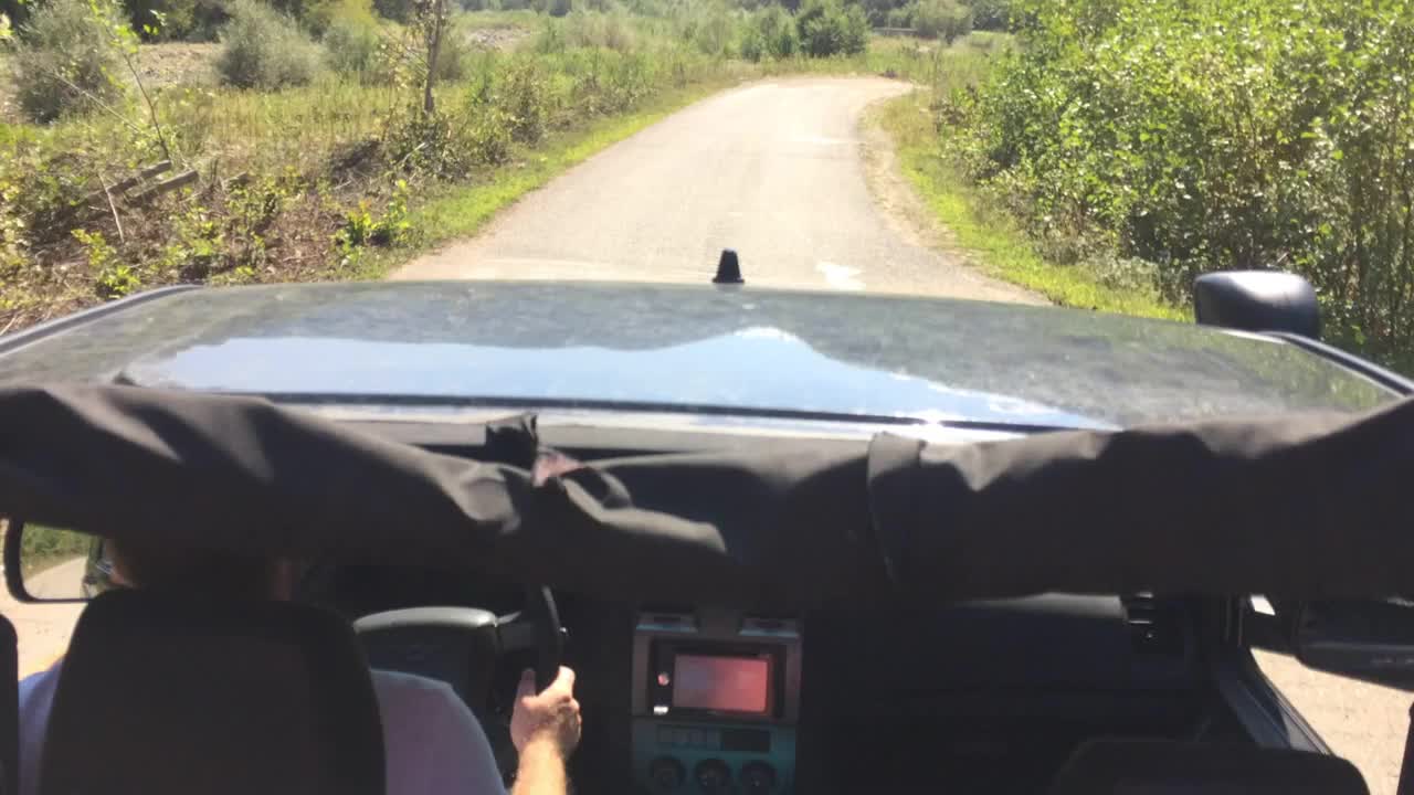 道路视图，高速公路驾驶。在乡村的公路旅行中驾驶暑假旅行视频素材