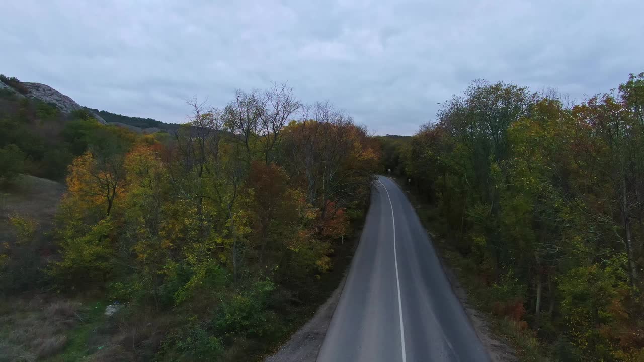 在秋天，山林间的道路被画上了色彩视频素材