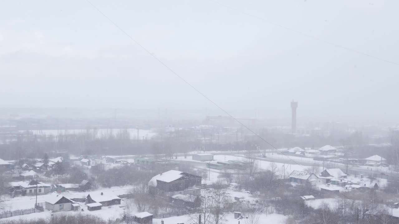 城市下雪，暴风雪。冬天下雪，暴风雪在城市住宅建筑。视频素材