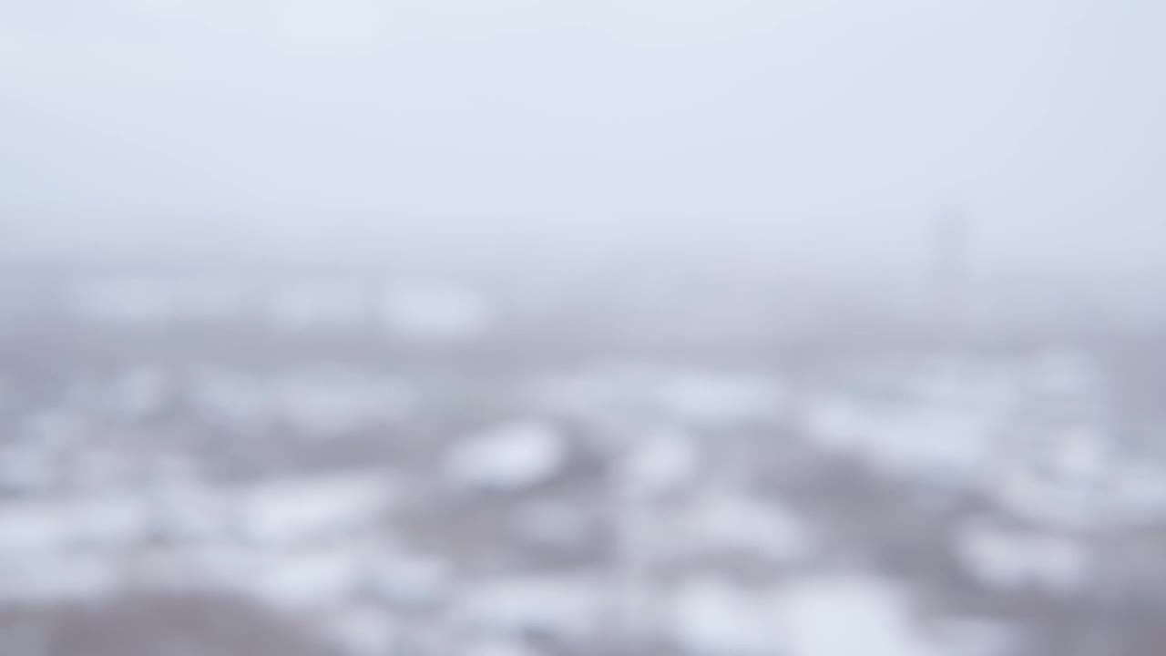 冬天在城市，暴风雪。冬天下雪，住宅楼。模糊的背景。特写镜头。视频素材