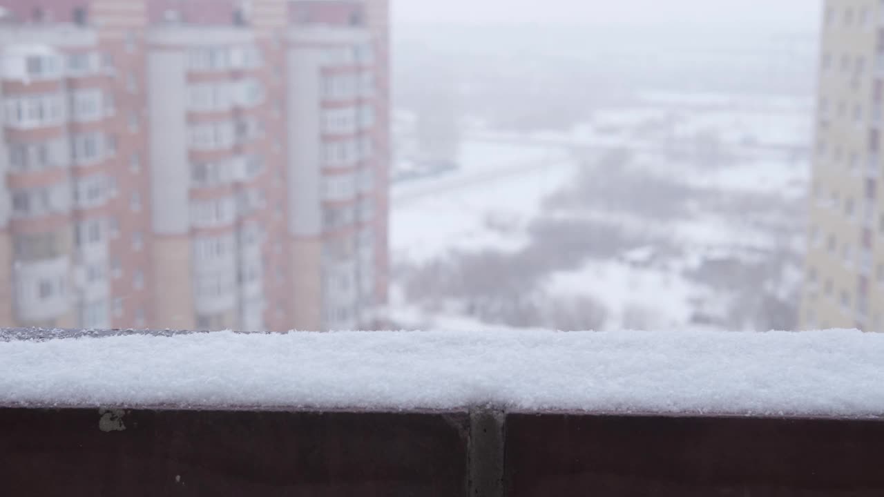 城市冬季大雪，暴风雪。冬天下雪，暴风雪在城市住宅建筑。视频素材