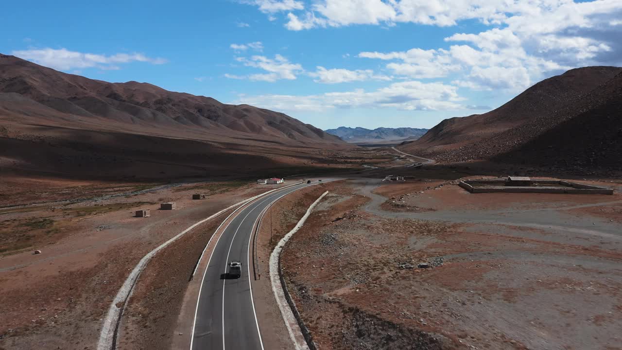 汽车在路上行驶。美丽的山路在山上铺就。新公路。野外的山景视频素材