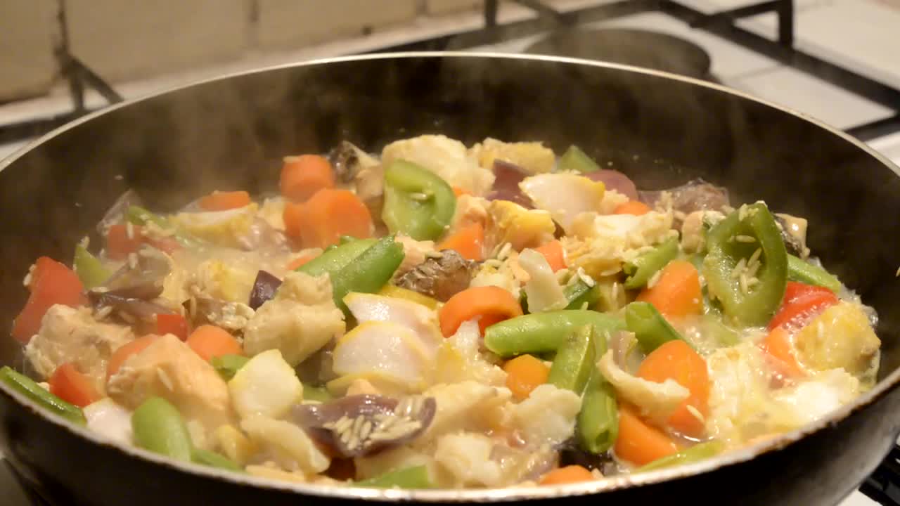 海鲜调味饭在铁架上烹饪视频下载