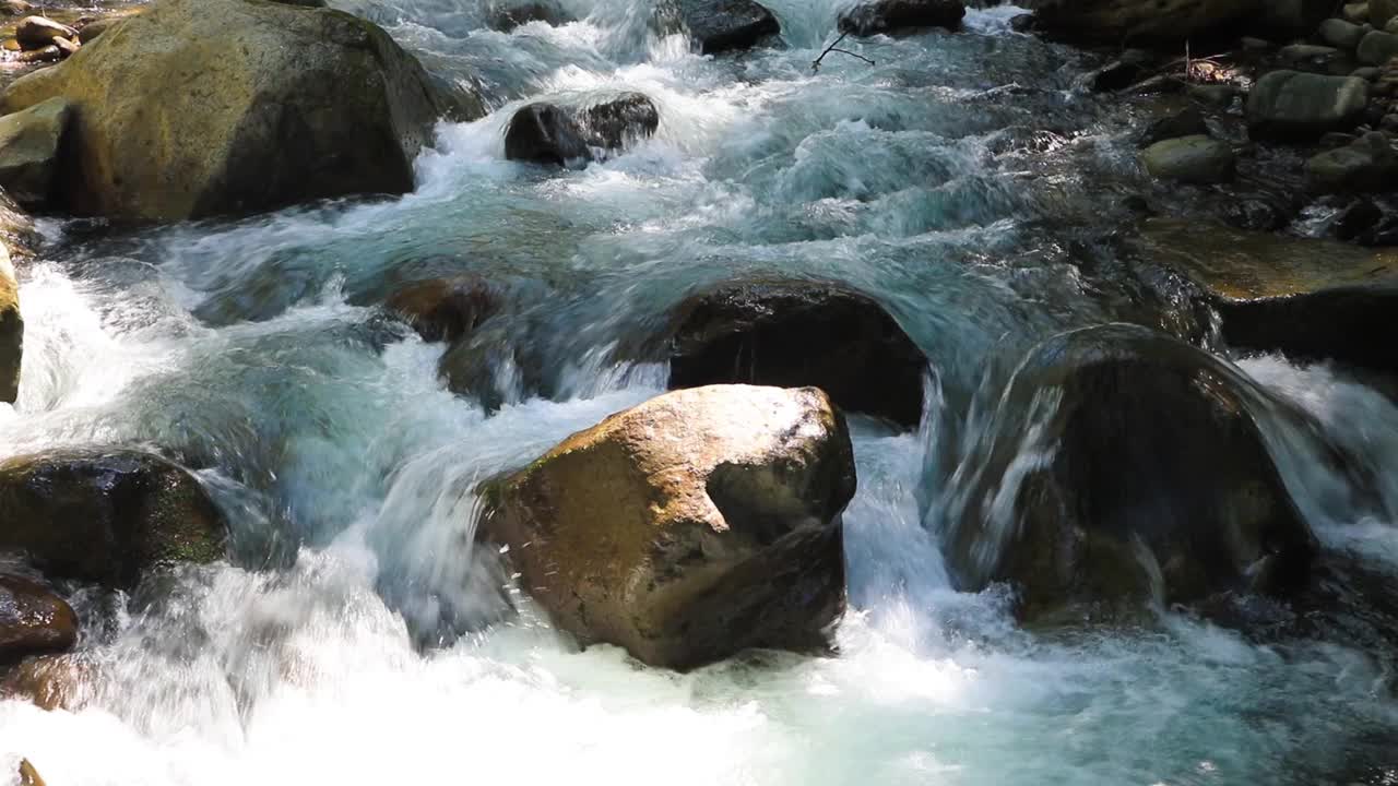 全景视频，泡沫水流过河上的巨石视频下载