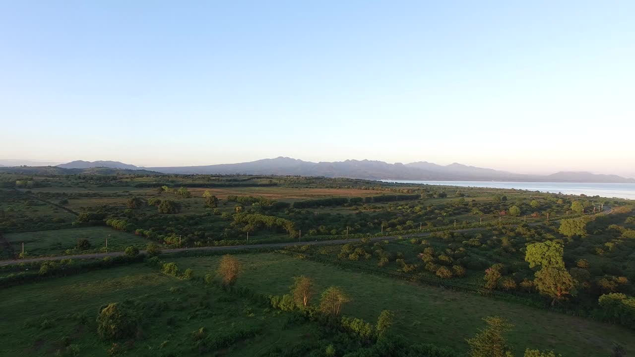 拥有白色沙滩和蓝色透明海水的热带岛屿。视频素材