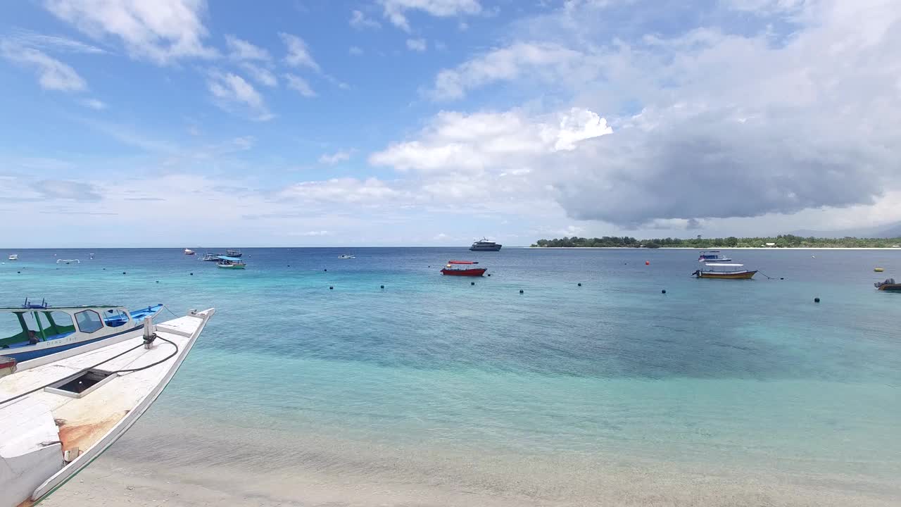 美丽清澈的海水，Gili Trawangan有快艇视频素材