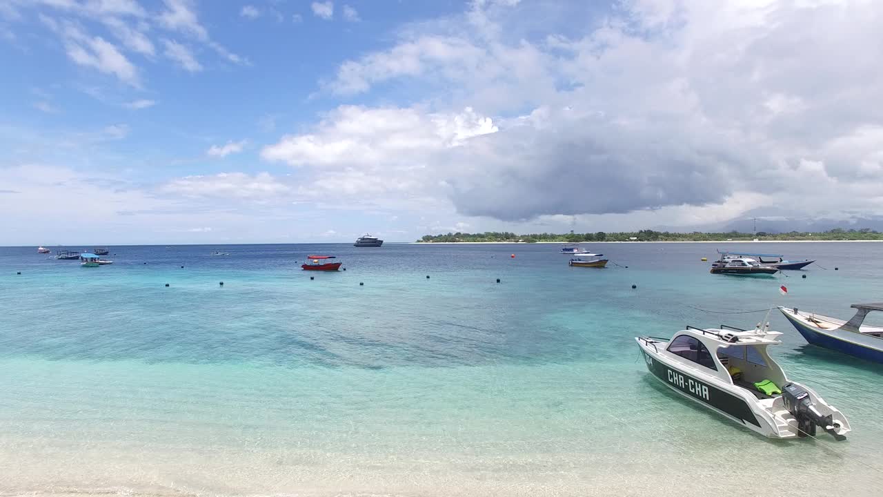 美丽清澈的海水，Gili Trawangan有快艇视频素材