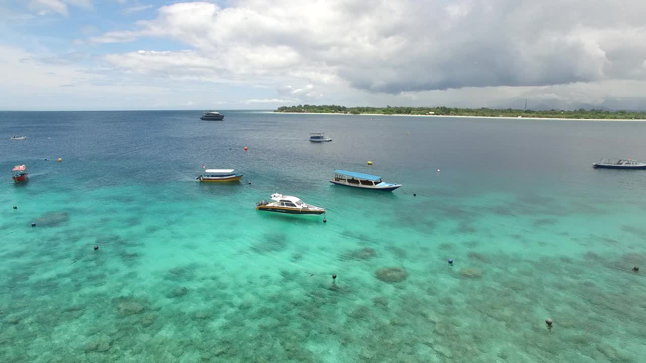 拥有白色沙滩和蓝色透明海水的热带岛屿。视频素材