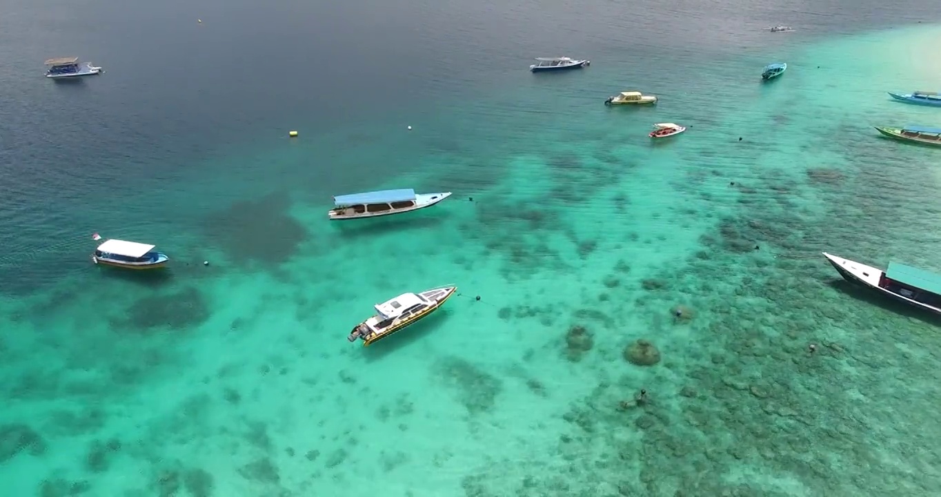 Gili Trawangan和绿松石水。快艇，从上面看到的长尾船视频素材