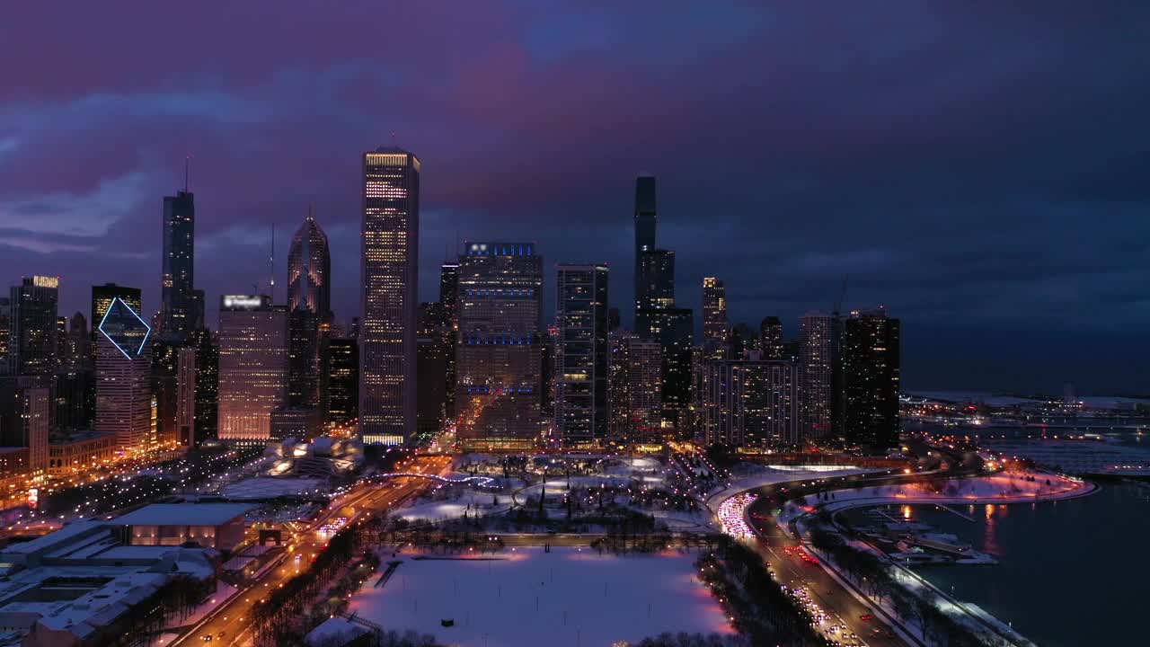 芝加哥冬季夜晚的城市景观。鸟瞰图。美国视频素材