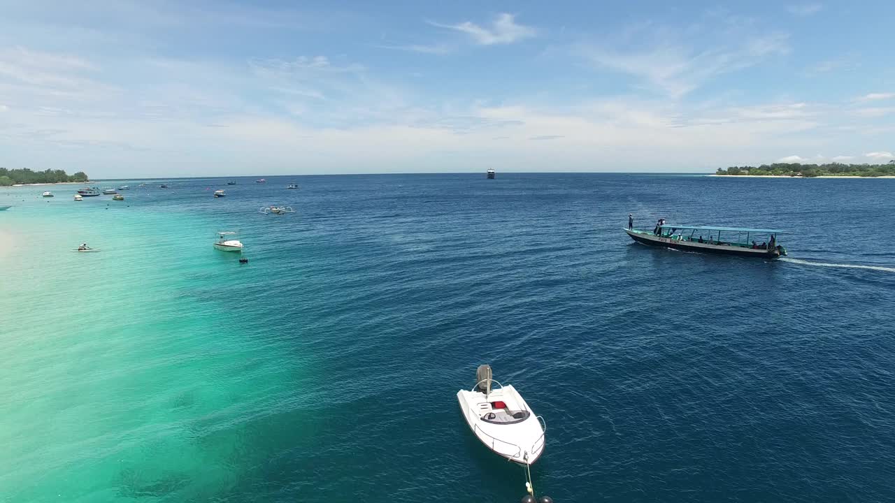 Gili Trawangan和绿松石水。快艇，从上面看到的长尾船视频素材