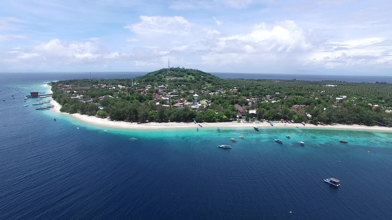 美丽的白色沙滩和加勒比海碧蓝的海水视频素材