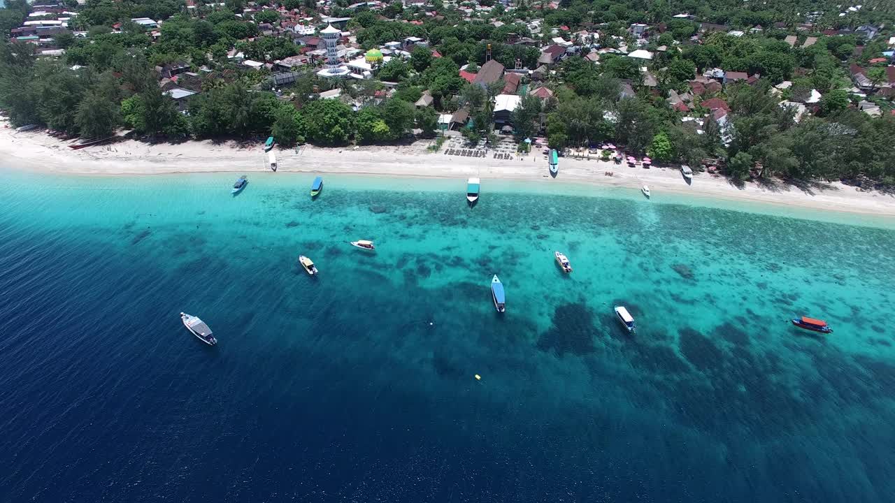 美丽的白色沙滩和加勒比海碧蓝的海水视频素材