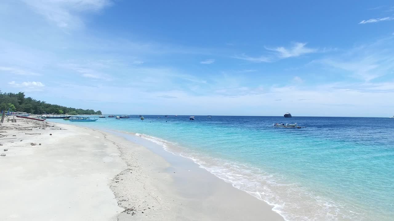 拥有白色沙滩和蓝色透明海水的热带岛屿。视频素材