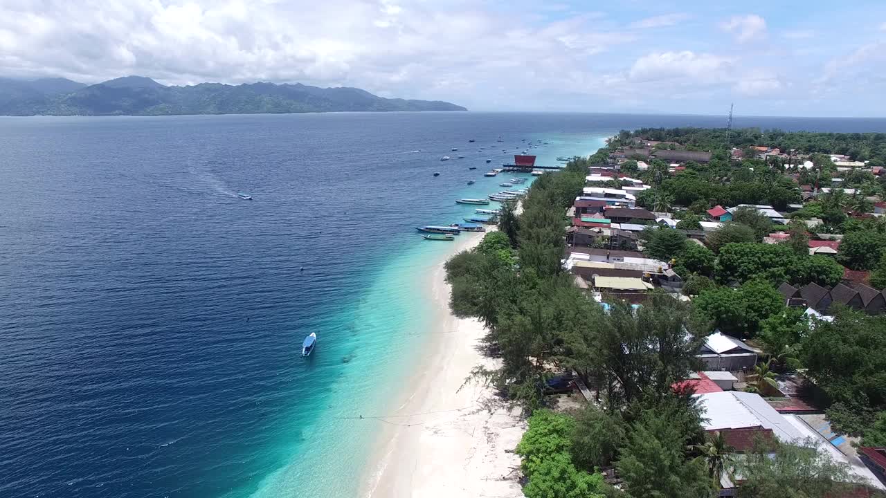 美丽的白色沙滩和加勒比海碧蓝的海水视频素材