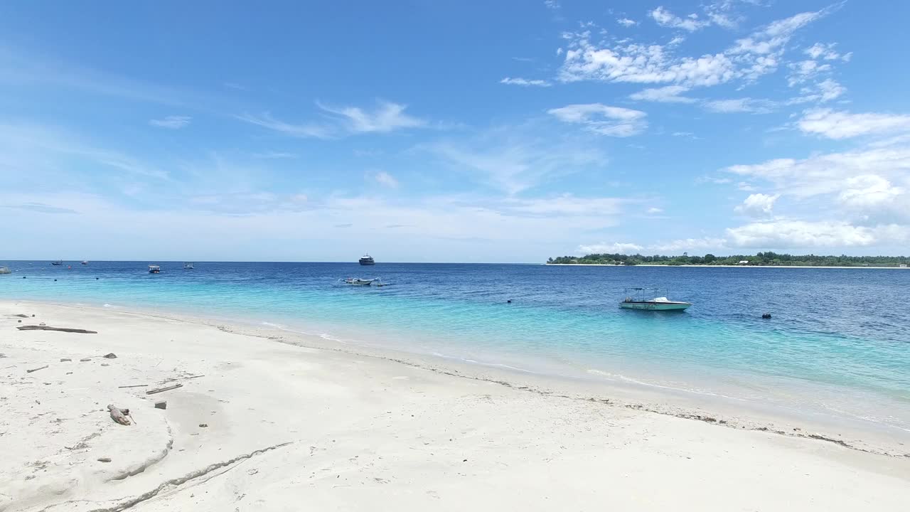 拥有白色沙滩和蓝色透明海水的热带岛屿。视频素材