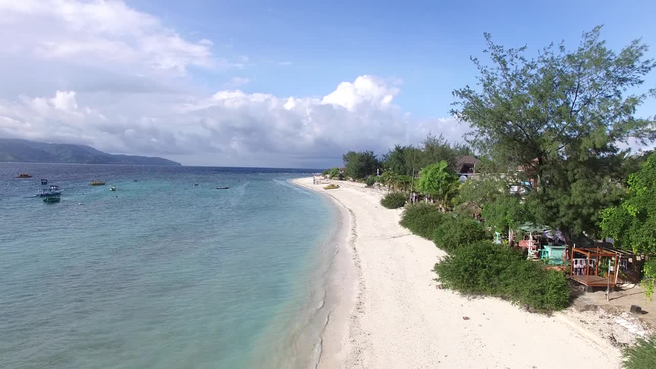 拥有白色沙滩和蓝色透明海水的热带岛屿。视频素材