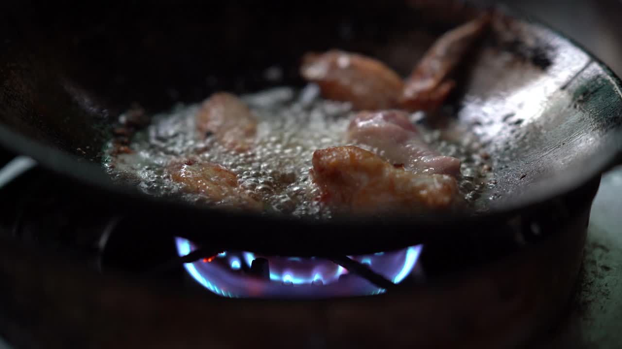 用热油锅煮鸡视频素材